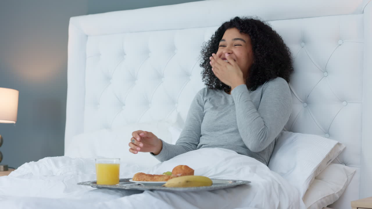 침대에서 아침 식사를 즐기는 여자