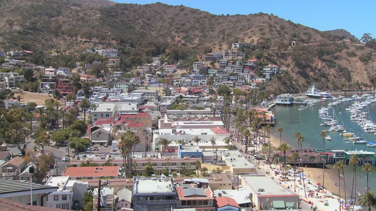 오페라 하우스를 배경으로 카탈리나 섬에 있는 아발론 마을의 높은 각도 패닝 넓은 개요