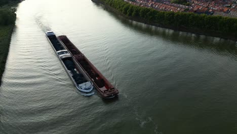 Frachtschiff-Mit-Kohleschüttgut-Auf-Der-Innermerwede-In-Sliedrecht,-Niederlande