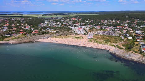 Escena-De-Verano-En-La-Playa-Llena-De-Gente-En-Asa,-Condado-De-Halland,-Suecia