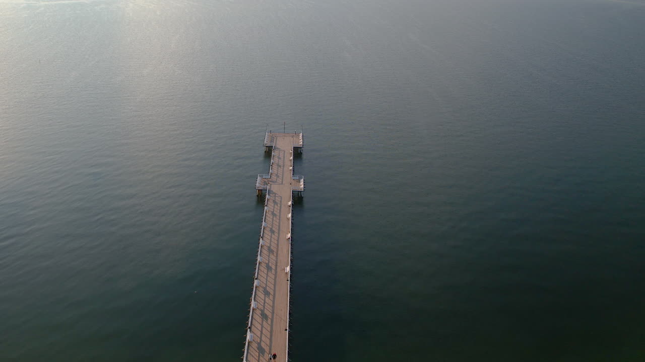 un muelle de madera en gdynia orlowo enmarcado simétricamente en el medio