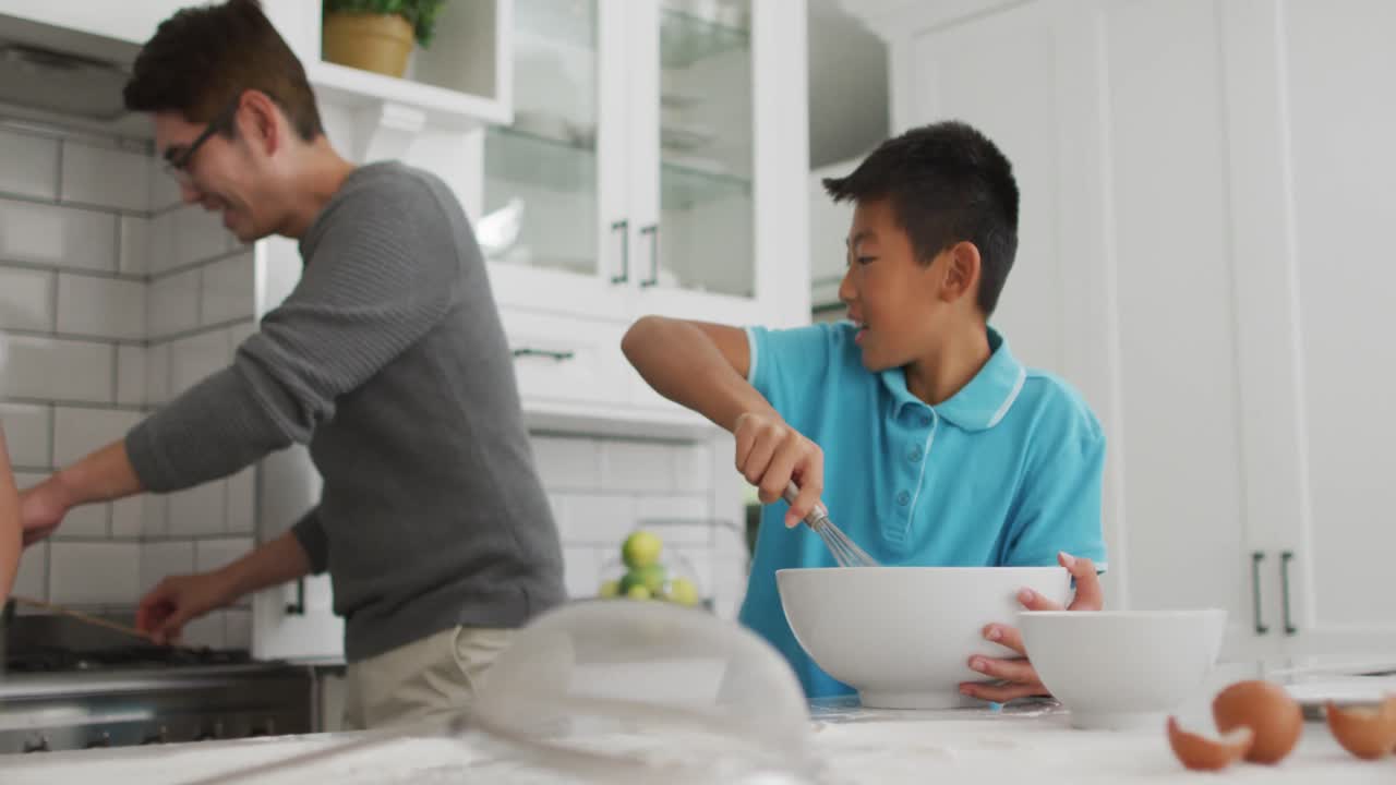 웃는 아들과 딸과 함께 아침 식사를 하는 부 ⁇ 에 있는 행복한 아시아인 아버지