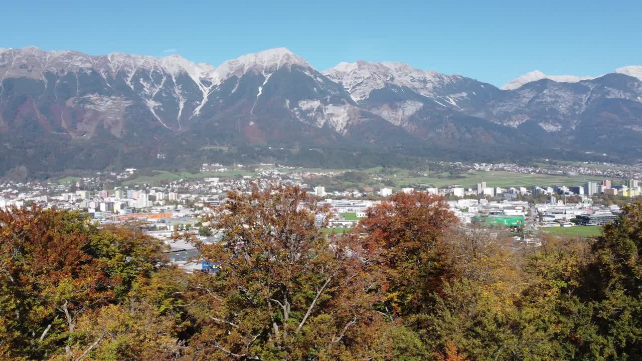 인스브루크에 있는 브라스 성 (ambras castle) 은 오스트리아의 알프스 산맥과 그 아름다운 봉우리, 그리고 오스트리아의 티롤 지방의 고대 숲을 배경으로 한 풍경입니다.