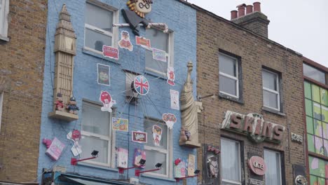 Bemalte-Und-Geformte-Werbedisplays-An-Der-Außenseite-Von-Ladengebäuden-In-Camden,-Nord-London,-Großbritannien-2