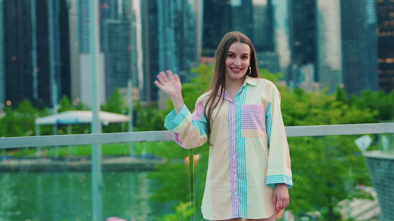 chica bonita en chicago estados unidos agitando la mano como una despedida, la hermosa chica dice adiós y expresa emociones