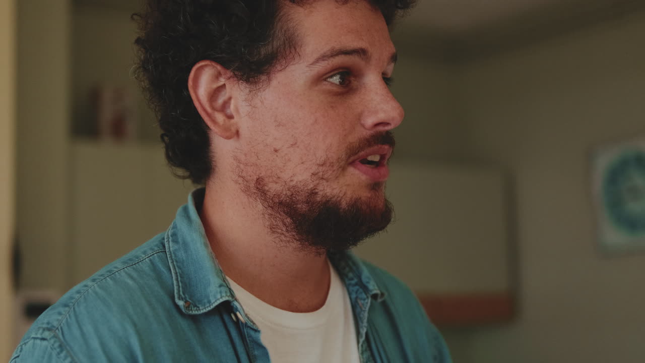 Uomo in camicia denim