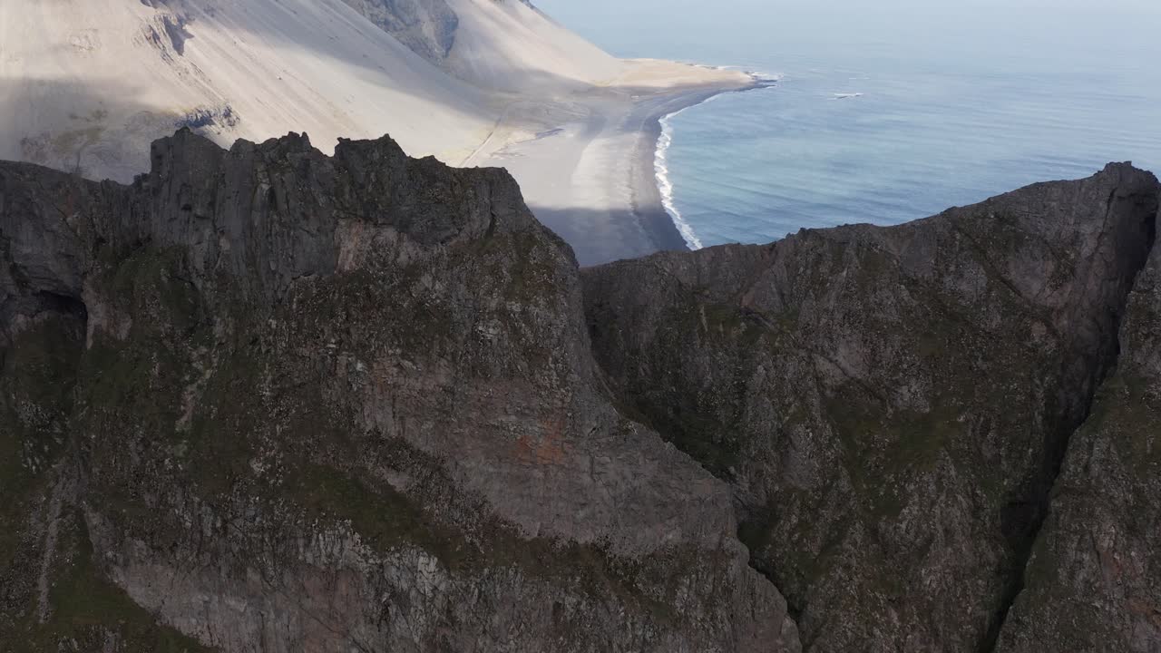 снимок побережья исландии за хребтом кроссанесфьялл, аэрофотосъемка