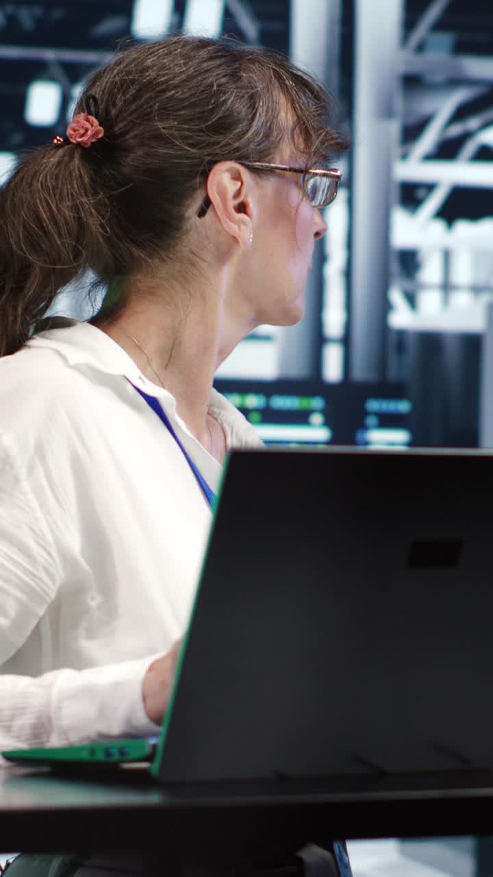 Donna che lavora su un computer portatile