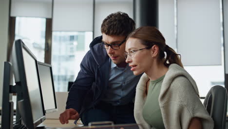 it supervisor helping colleague at workplace. friendly man engineer consulting