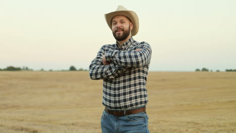 foto de retrato del agricultor exitoso que lleva un sombrero