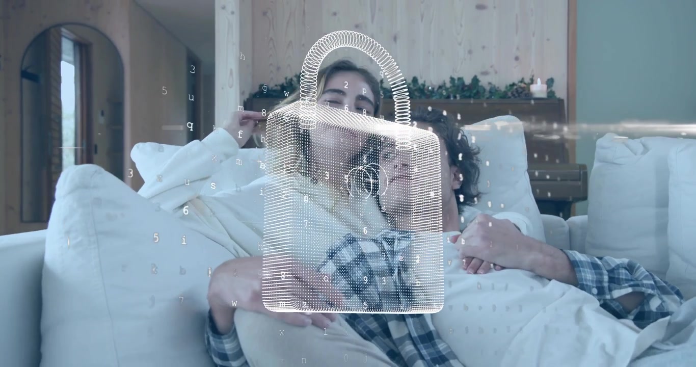 Pareja sonriendo y ajustando cojines mientras un icono de candado translúcido pulsa, mostrando un flujo de datos seguro.