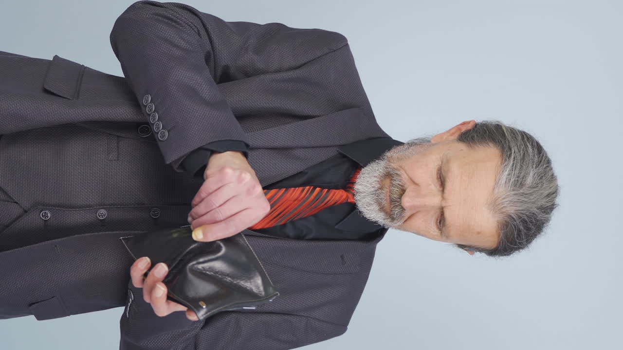 vídeo vertical de un viejo empresario sin dinero. cartera vacía.