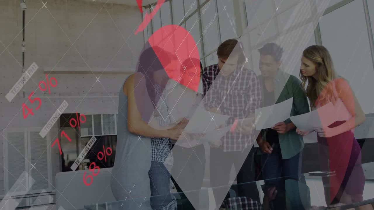 animación del procesamiento de datos financieros sobre diversas personas de negocios en la oficina