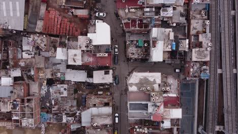 vuelo aéreo de arriba hacia abajo sobre la pobre favela llamada villa miseria en buenos aires, argentina