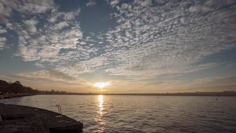 Impresionante-Lapso-De-Tiempo-Al-Atardecer-Junto-Al-Lago