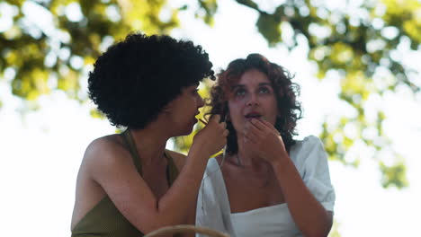 Pareja-Escuchando-Música-En-El-Parque