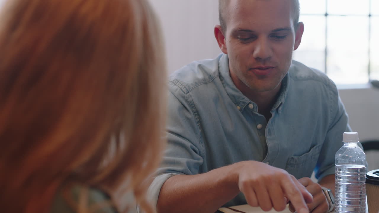 jóvenes empresarios diversos firmando contratos negociando un acuerdo empresario discutiendo un documento legal disfrutando de una reunión de asociación corporativa en una oficina moderna