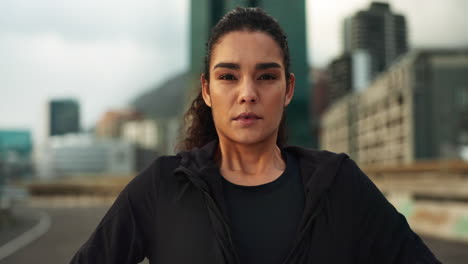 fitness, respirar y cara de la mujer en la ciudad