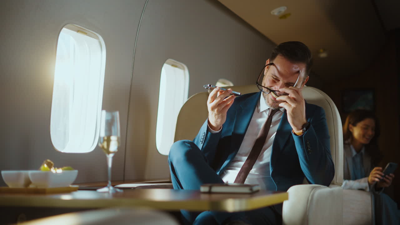 Viaggiatori d'affari su jet privato