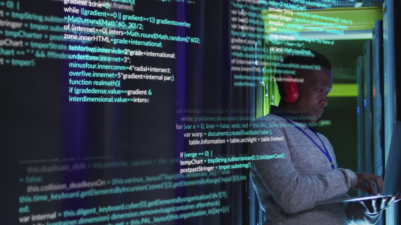 animazione dell'elaborazione dei dati su un ingegnere maschio afroamericano che usa un laptop che lavora in una sala server