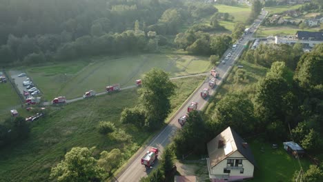 Luftaufnahme-Der-Feuerwehrautoparade-Auf-Der-Straße-Bei-Sonnenuntergang-4k