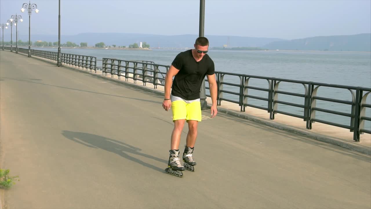 hombre patinando en el río