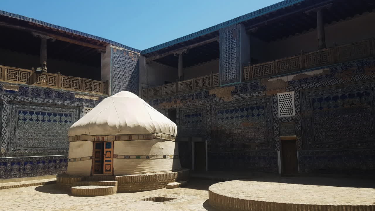 дворец ташули, также известный как тошовли, в старом городке хива, узбекистан, достопримечательность 19 века с мозаичными стенами, панорама