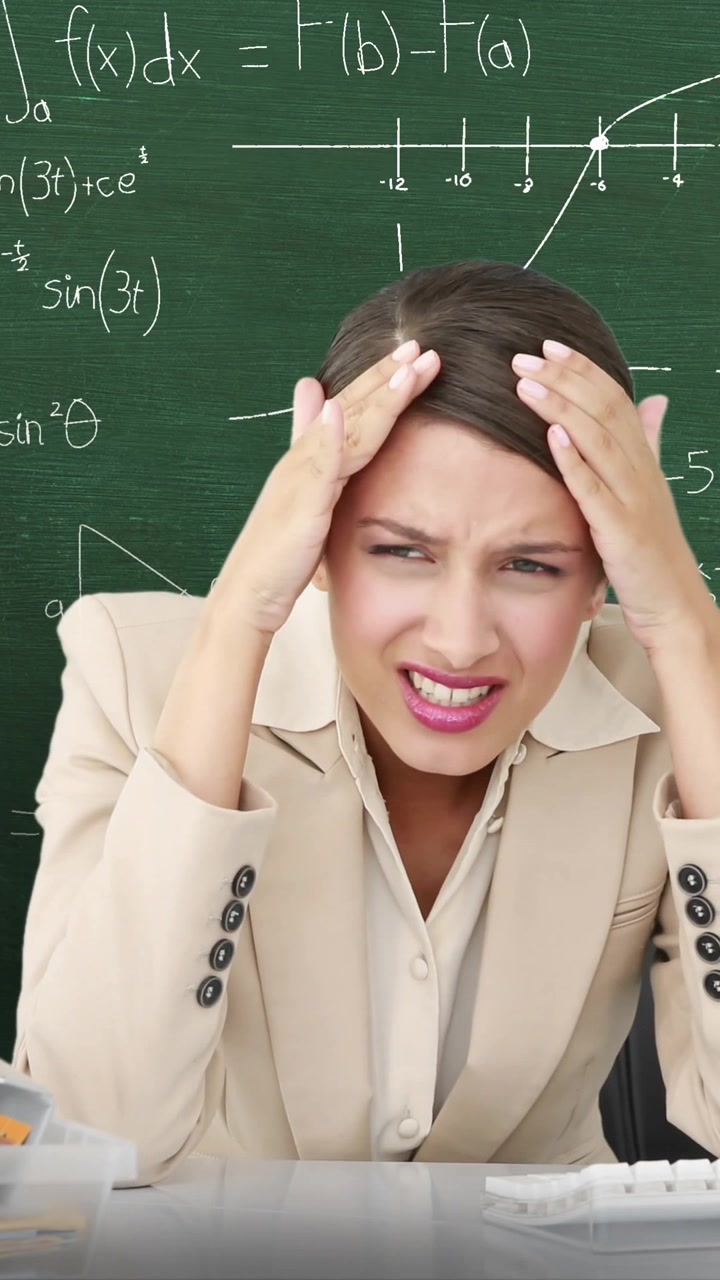 Donna davanti a calcoli matematici in movimento su una lavagna