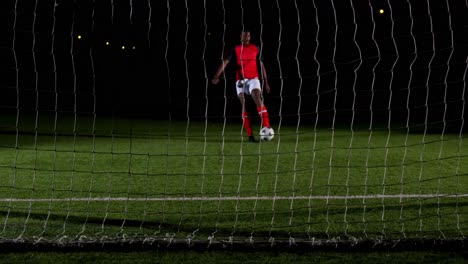 Fußballspieler-Schießt-Ein-Tor-Gegen-Offenen-Torpfosten-4k