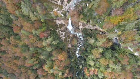 Pedestal-Ascendente-Disparó-Sobre-La-Cascada-Copas-De-Los-árboles-Amarillos-Verdes-Día-De-Otoño