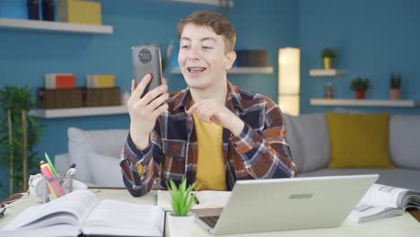 el estudiante al que le gusta el software en el teléfono.