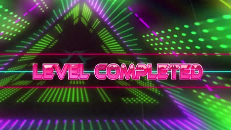 animación del texto completado del nivel sobre un túnel de bucle triangular contra un fondo negro.
