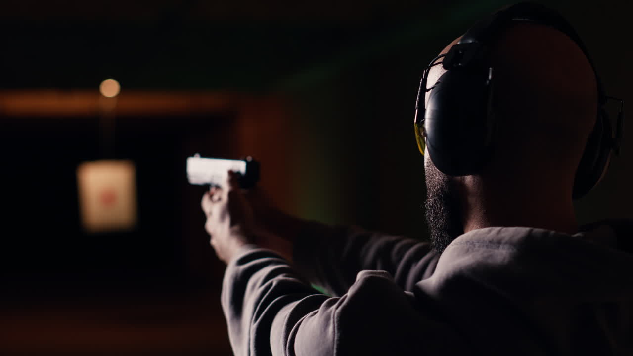 hombre disparando a objetivos con una pistola, aprendiendo a manejar una pistola en lugares cercanos