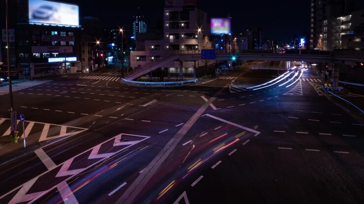 Un time-lapse notturno del traffico nella strada della città di Tokyo