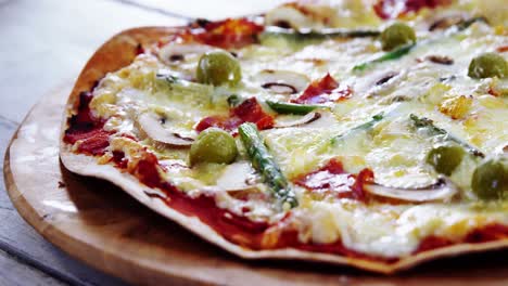pizza al horno con aderezos de verduras