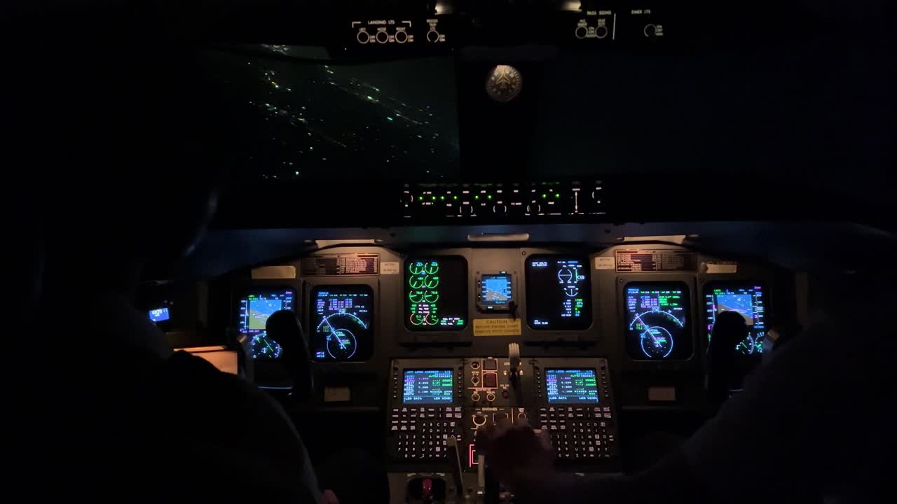 impresionante vista nocturna de la cabina de un jet durante un giro a la izquierda hacia el aeropuerto de palma de mallorca