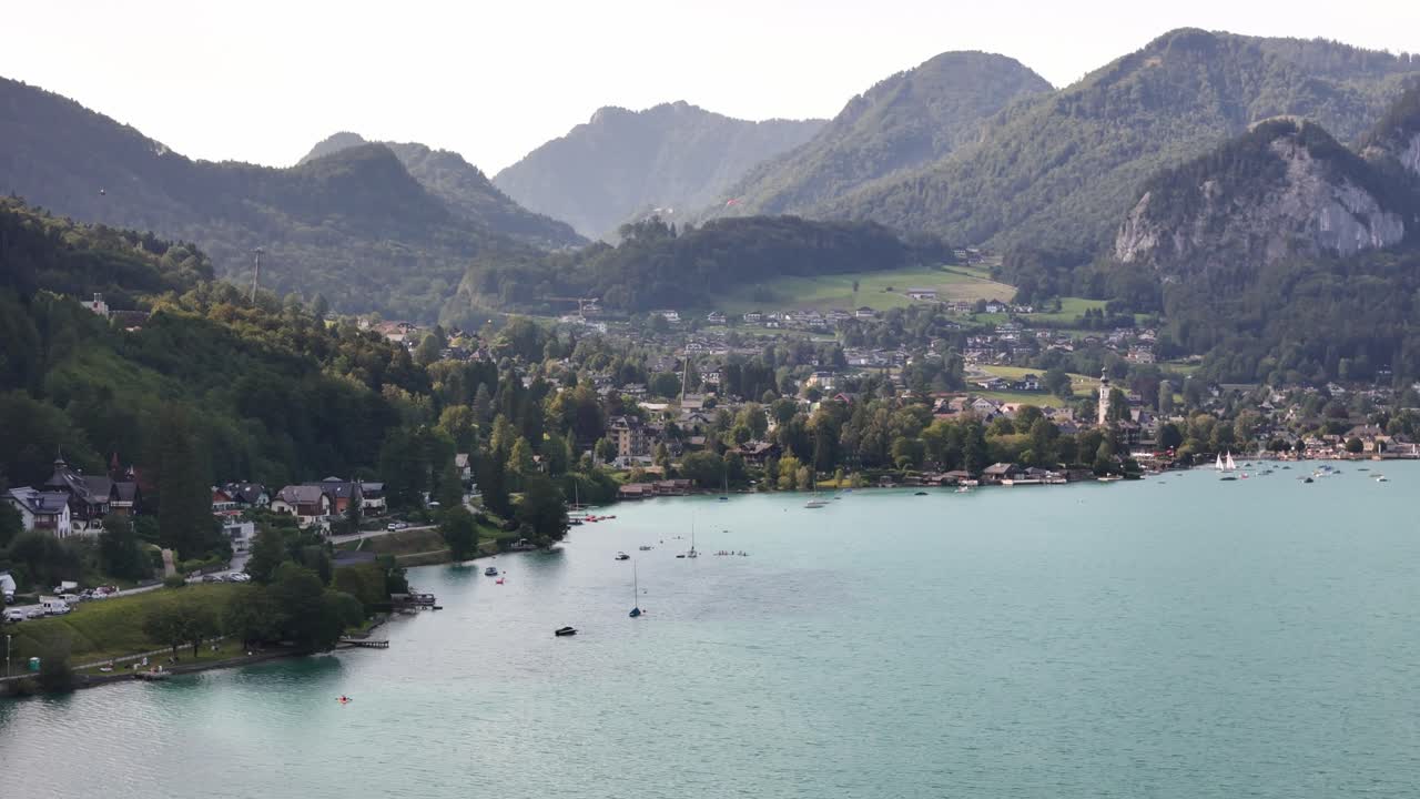 una vista serena del lago mondsee con montañas y pequeñas ciudades enclavadas en austria