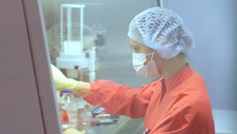 mujer científica que trabaja en un laboratorio de la industria farmacéutica