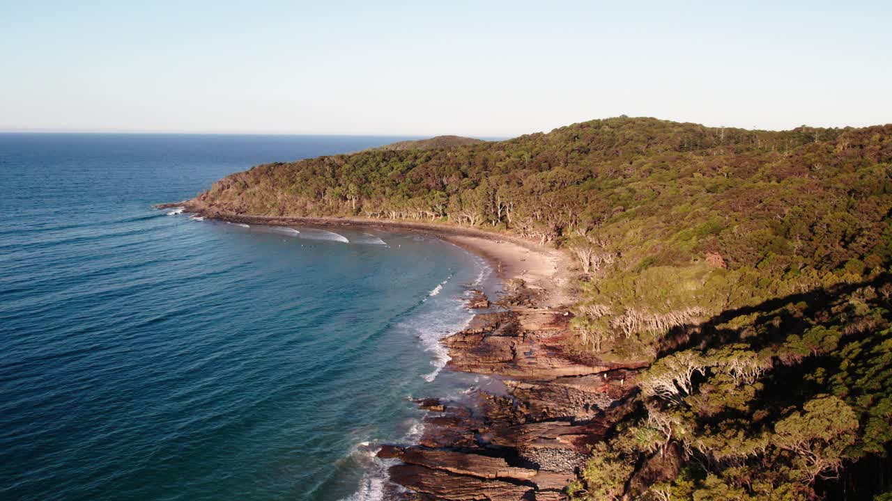 Promontorio e spiaggia di Noosa al tramonto nel Queensland, Australia - Ripresa con drone