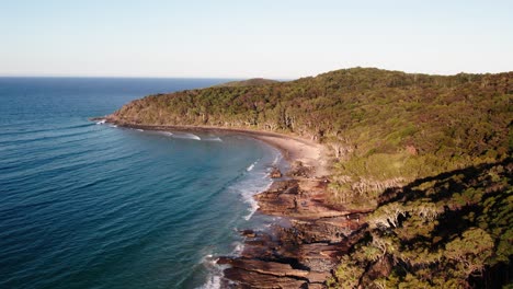 Cabo-De-Noosa-Y-Playa-Al-Atardecer-En-Queensland,-Australia---Disparo-De-Drone