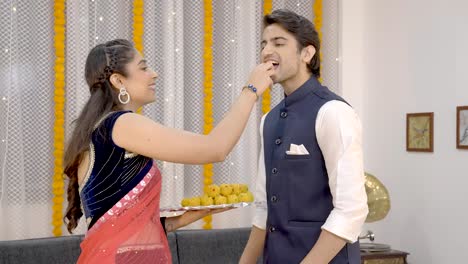 una pareja india disfrutando del diwali