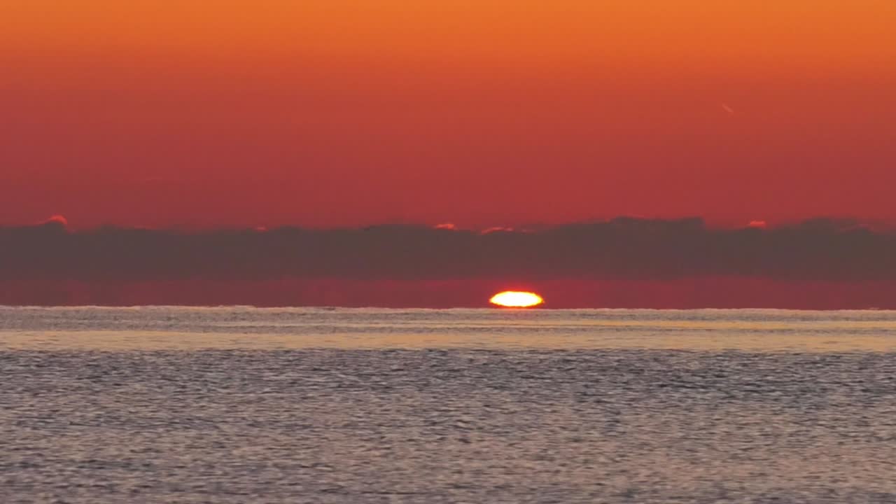 바다 새벽, 잔잔한 바다 위로 떠오르기 시작하는 태양