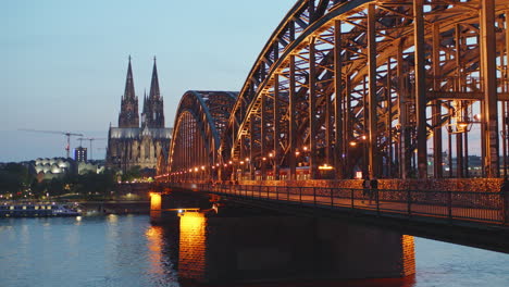 Panorama-Des-Kölner-Doms-Am-Abend-Mit-Der-Hohenzollernbrücke-Im-Vordergrund