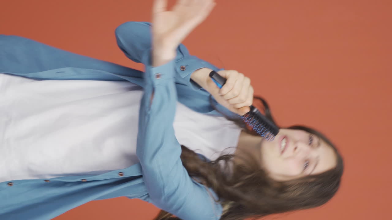 Video vertical de la joven cantando