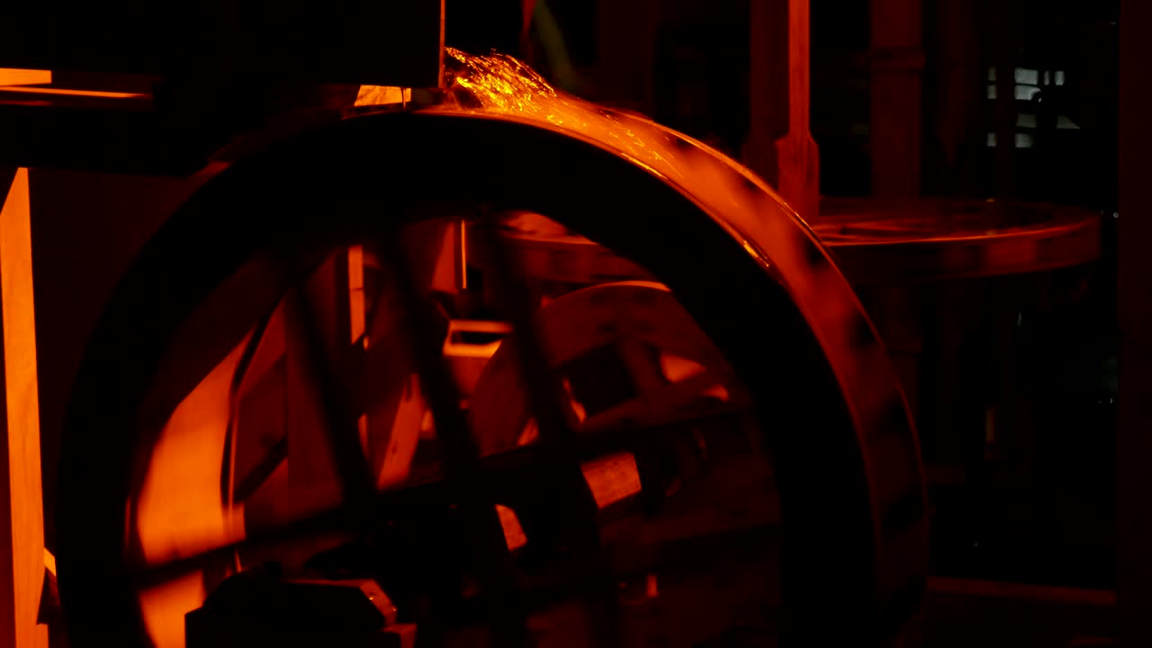 vista emocionante de una rueda de madera giratoria cuyas cuchillas son movidas por una corriente de agua que cae ilustrando el trabajo de un modelo de molino de agua en polonia