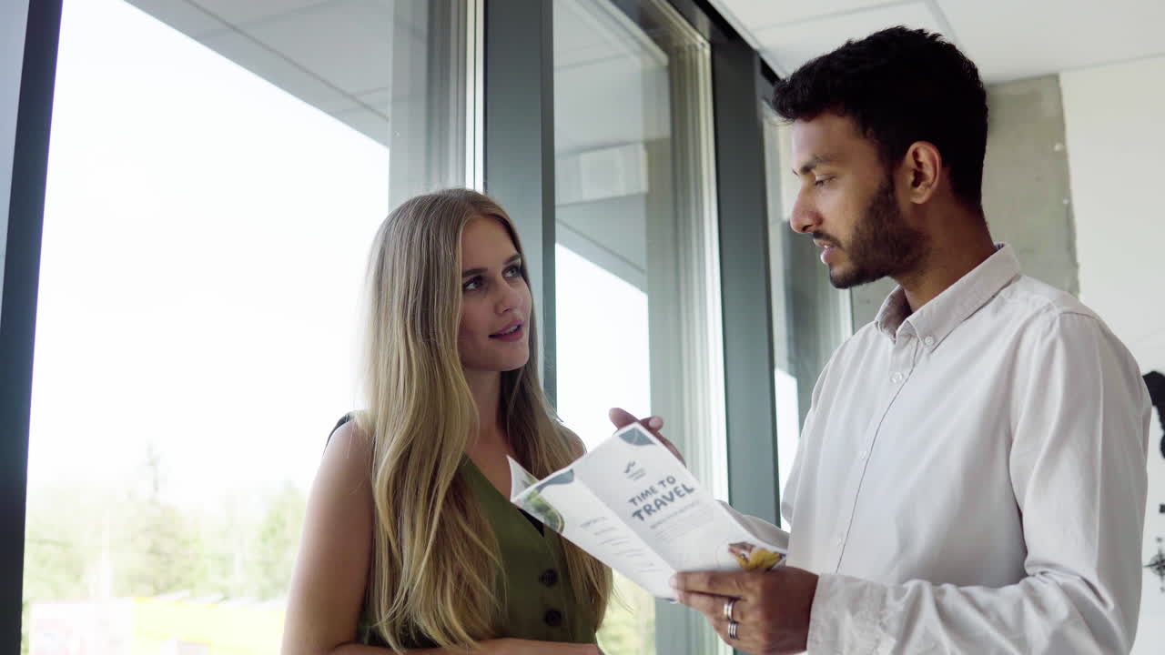 mujer que trabaja en una agencia de viajes