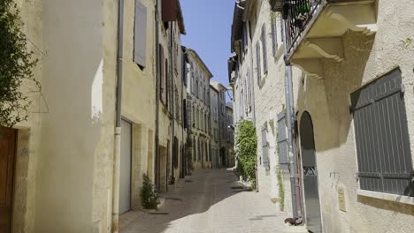 Pequeño-Y-Hermoso-Callejón-Francés-Con-Buen-Tiempo-En-Una-Pequeña-Ciudad-Francesa-Con-Buen-Tiempo-Con-Muchas-Ventanas-Y-Puertas