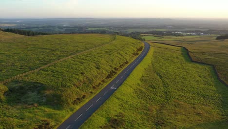 Eine-Luftaufnahme-Einer-Leeren-Straße-In-Der-Englischen-Landschaft