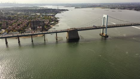 Una-Vista-Aérea-Del-Puente-Throgs-Neck-Desde-El-Río-Este-En-Nueva-York