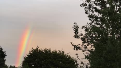 Schöner-Regenbogen-Am-Himmel-Sichtbar